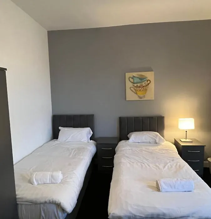 4 Bedroom Large & Modern Private House Central Location-1