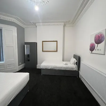 4 Bedroom Large & Modern Private House Central Location-2