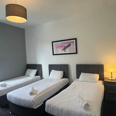 4 Bedroom Large & Modern Private House Central Location-3